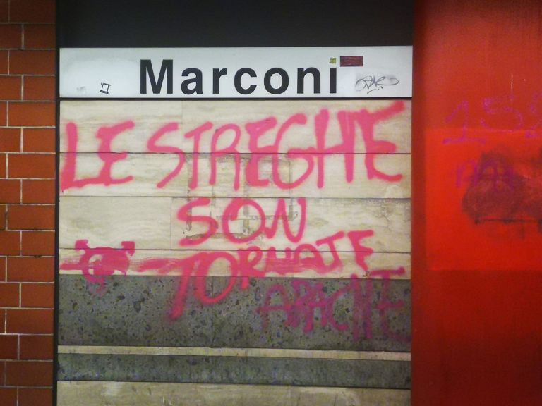 Alcune scritte nella stazione Marconi